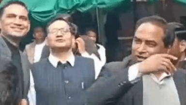 चौमूं: चोंमू में वकीलों ने राजस्व पोर्टल के खिलाफ विरोध प्रदर्शन किया, पेन डाउन हड़ताल कर उपखंड अधिकारी को ज्ञापन सौंपा