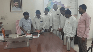 సంగారెడ్డి: రైతులు నూతన శాస్త్ర సాంకేతికత పరిజ్ఞానంతో ముందుకు సాగాలి: వ్యవసాయ శాఖ జిల్లా డైరెక్టర్ శివప్రసాద్