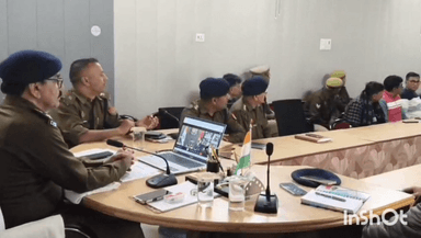 बलिया: वाराणसी जोन के 09 जनपदों में अवैध गतिविधियों की गोपनीय रिपोर्टिंग के लिए पुलिस सतर्क मित्र के साथ SP ने की प्रेसवार्ता