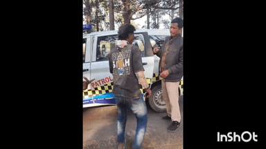 शंकरगढ़: सरगंवा मेन रोड में अनियंत्रित होकर गिरा बाइक चालक, हाईवे पेट्रोलिंग पुलिस ने किया हॉस्पिटल पहुंचाना