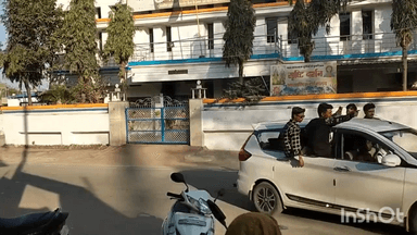 अंबिकापुर: अंबिकापुर शहर के चौपाटी चौक के पास शुक्रवार की देर शाम कर चालकों के खतरनाक स्टंट से मचा हड़कंप