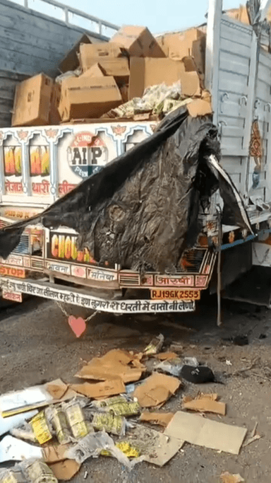 बांगरमऊ: बांगरमऊ में आगरा-लखनऊ एक्सप्रेसवे पर भीषण सड़क हादसा, तेज रफ्तार बस ने ट्रक को टक्कर मारी, मैगी मसाला बिखरा