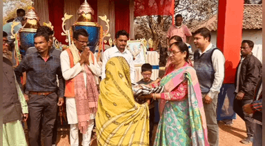 শালবনি: শালবনীতে ফুটবল টুর্নামেন্টের উদ্বোধনী অনুষ্ঠানে বস্ত্র বিতরণ করলেন শংকর গুছাইত