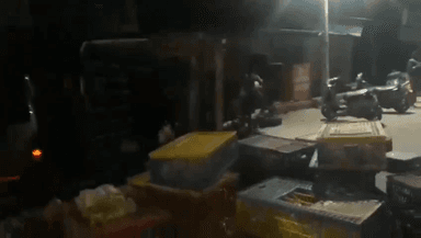 ಪಾಂಡವಪುರ: ಪಟ್ಟಣದಲ್ಲಿ ಮಾಂಸದ ಕೋಳಿ ಸಾಗಿಸುತ್ತಿದ್ದ ವಾಹನ ಪಲ್ಟಿ, ಮಹಿಳೆ ಸಾವು