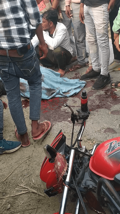 पराशिनपुर नहर के पास ट्रक की चपेट में आने से अज्ञात व्यक्ति की मौत