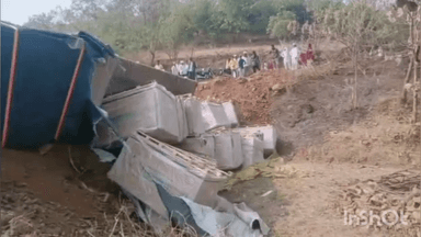 पेठ: अंबापूर घाटात सोलर प्लेट घेऊन जाणारा कंटेनर पलटी , करोडोंचे नुकसान