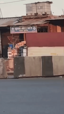 शाहपुरा: शाहपुरा कस्बे में हाईवे पर धुंआधार जलती पिकअप