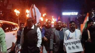 নকশালবাড়ি: মহকুমা পরিষদের সভাধিপতিকে জমির দালাল বলে কটাক্ষ সুকান্তের, নকশালবাড়িতে মশাল নিয়ে প্রতিবাদ মিছিল তৃণমূলের