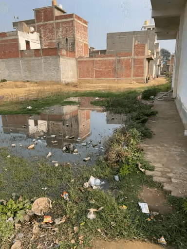 Bilhaur ke trvani ganj bala ji guest haush ke pass laga gandgi ka ambar sivar ka pani bharne se rihashi logo ko taklif