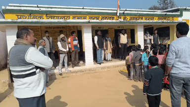 Aaj 26 January ke mauke par imam Nagar gadrahwa chiti Purwa School me jhanda rohad Kiya gaya Shakir Ali up live 100 news