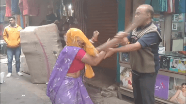 झरिया/जोरापोखर/सिंदरी: सफाई कर्मी महिला की झाड़ू से पिटाई, पीड़िता ने थाने में शिकायत दर्ज कराई