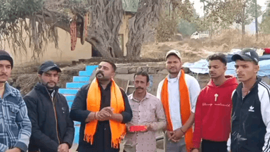 नमहोल: बजरंग दल स्वारघाट ने तूफानी आपदा से प्रभावित काथला गाँव के संजय पाल के परिवार को 11,100 रुपये की आर्थिक सहायता की