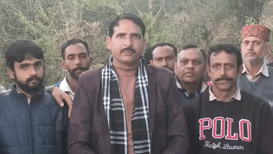 भराड़ी: बीडीसी सदस्य रंगी राम ठाकुर ने काथला गांव के तूफानी आपदा से प्रभावित संजय पाल के परिवार को ₹11,000 की सहायता की