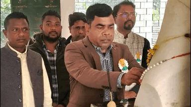 पीरटांड: कस्तूरबा गांधी आवासीय विद्यालय पीरटांड़ में गणतंत्र दिवस पर ध्वजारोहण, अतिथियों ने दी श्रद्धांजलि