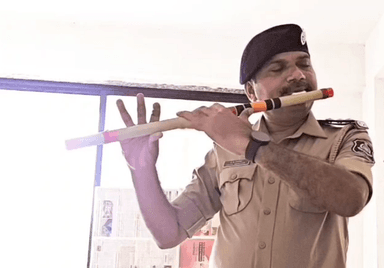 પોશીના: ખાખીમાં સંવેદનશીલતાનો સૂર: પોશીનાના PI ડી.એન. સાધુની મધુર વાંસળી,વિડીયો વાયરલ