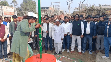 समुदायिक स्वास्थ केन्द्र लहलादपुर में चिकित्सा प्रभारी रंजनी कुमारी ने शान से फहराया तिरंगा