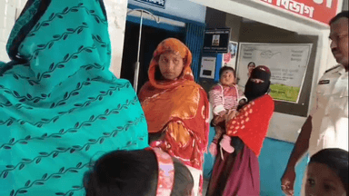 জলঙ্গি: হেয়ারিংয়ে অসুস্থ রোগীকে নিজের গাড়িতে করেই চিকিৎসার জন্য হসপিটালে নিয়ে আসলেন জলঙ্গি থানার ওসি দীপক হালদার