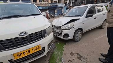 घुमारवीं: घुमारवीं में मीट मार्केट मार्ग पर दो गाड़ियों की भीषण टक्कर, यातायात हुआ बाधित