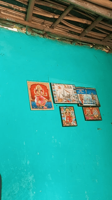 मैं गरीब का घर में सांप घुस गया