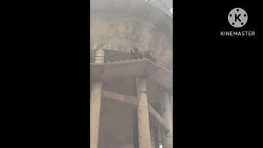 सादुलशहर: कब्जाशुदा प्लांट को लेकर स्थानीय वार्ड नंबर 2 में बने ओवरहेड टैंक पर एक महिला सहित दो लोग चढ़े