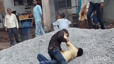 बांदा: जिला परिषद के ठेके के बाहर मारपीट का वीडियो हुआ वायरल