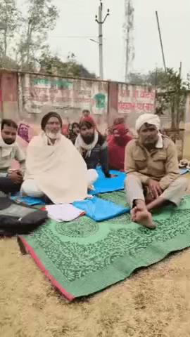 कामां: कामां एसडीएम कार्यालय पर जमीनी विवाद में न्याय की मांग को लेकर परिवार ने किया भूख हड़ताल