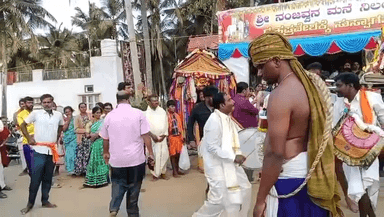 ನಾಗಮಂಗಲ: ಅಣೆಚೆನ್ನಾಪುರ ಮನೆಯ ಗೃಹ ಪ್ರವೇಶಕ್ಕೆ ಜಾನಪದ ಕಲೆಗಳ ಮೆರಗು