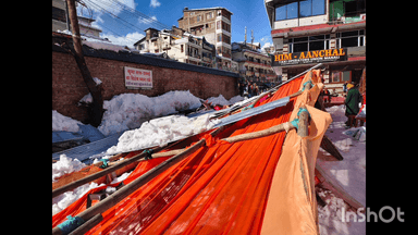 मनाली: भारी बर्फबारी के कारण मनाली टैक्सी स्टैंड के पास स्वयं सहायता समूह द्वारा लगाए गए फूड स्टॉल को हुआ नुकसान