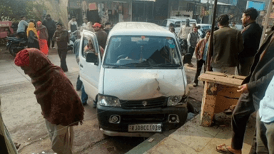 जहाज़पुर: खजूरी में अनियंत्रित ईको गाड़ी मकान से टकराई, दो बाइक को लिया चपेट में, टला बड़ा हादसा