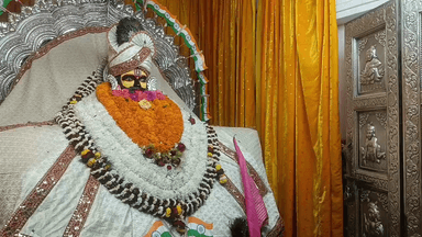 झरिया/जोरापोखर/सिंदरी: नामांकन से पहले मेयर चंद्रशेखर अग्रवाल ने खाटू श्याम बाबा के दरबार में टेका माथा