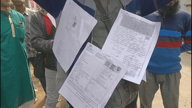 ঘাটাল: ঘাটালে ট্রাঙ্ক মাথায় নিয়ে SIR এর হেয়ারিং লাইনে ৭১ বছরের বৃদ্ধ,শরীরের বিভিন্ন জায়গায় ঝুলানো রয়েছে একাধিক পরিচয়পত্র