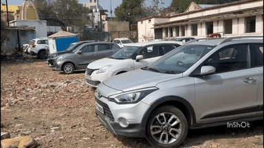 महू के शासकीय स्कूल परिसर में पार्किंग का अड्डा, अनैतिक कार्यों की आशंका