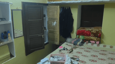 जहाज़पुर: जहाजपुर कस्बे में अज्ञात चोरों ने सूने मकान पर धावा बोलकर पांच कमरों के ताले तोड़े