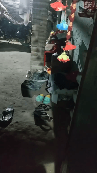 कुंडवा चैनपुर थाना ग्राम भवानीपुर का मामला है जबरदस्ती किसी आम आदमी को उठा लेता है और कैसे बनाकर अंदर डाल देता है