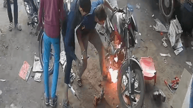 शाहबाद: कस्बाथाना में ऑटो पार्ट्स की दुकान पर खड़ी बाइक में अचानक लगी आग, बड़ा हादसा टला