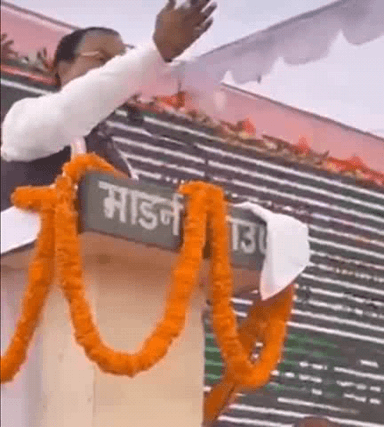 शोहरतगढ़: उपमुख्यमंत्री केशव प्रसाद मौर्य ने धेन्सा बाजार में आयोजित ग्राम चौपाल कार्यक्रम में हिस्सा लिया