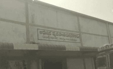 నర్సాపూర్: మాసాయిపేట హమాలీ కాంట్రాక్టర్ నిర్లక్ష్యం లారీ డ్రైవర్ అన్న అవస్థలు