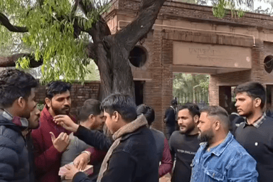 सिविल लाइन्स: दिल्ली विश्वविद्यालय में खुशी का माहौल, छात्रों ने मिठाइयां बांटी