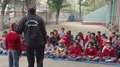 नजफगढ़: दक्षिण पश्चिम जिले की पुलिस टीम ने वसंत विलेज MCD स्कूल में 'गुड टच-बैड टच' सत्र का आयोजन किया