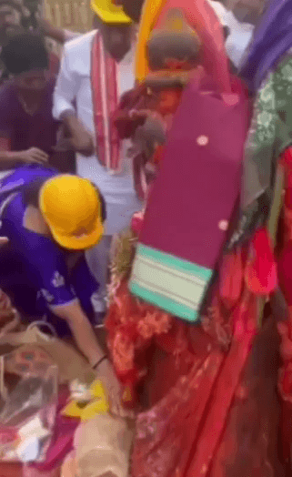 మేడ్చల్: వనదేవతలను భక్తిశ్రద్ధతో దర్శించిన MLA మల్లారెడ్డి అమ్మవార్లకు (బెల్లం) సమర్పిస్తూ, రాష్ట్ర ప్రజల సుఖసంతోషాలను కోరారు.