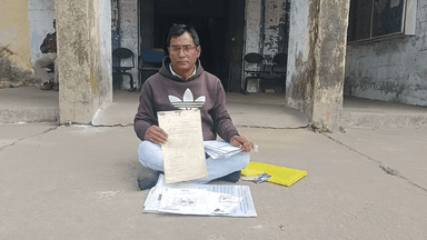 झरिया/जोरापोखर/सिंदरी: पार्षद चुनाव से वंचित प्रत्याशी मोनिका कुमारी के पति महेंद्र पासवान ने अंचल कार्यालय में दिया धरना