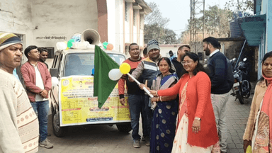 बलियापुर: प्रखंड प्रमुख पिंकी देवी ने प्रचार वाहन को हरी झंडी दिखाकर किया रवाना