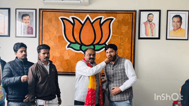 बापौली: भाजपा जिला अध्यक्ष दुष्यंत भटट ने युवा मोर्चा के नवनियुक्त जिला सचिव रामदास त्यागी एडवोकेट को नियुक्ति पर खिलाए लड्डू