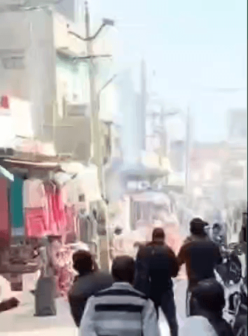 अलवर: अलवर के खेड़ली में गैस सिलेंडर में आग से हड़कंप, पहली मंजिल से घसीटकर सड़क पर लाया गया सिलेंडर, दुकान जली, लोग झुलसे