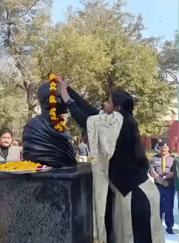 अलवर: शहीद दिवस पर मिनी सचिवालय में अधिकारियों व कार्मिकों ने महात्मा गांधी की प्रतिमा के समक्ष श्रद्धा सुमन अर्पित किए