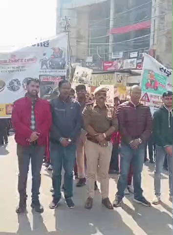 अलवर: अलवर में सड़क सुरक्षा का संदेश देने के लिए स्कूली बच्चों ने निकाली रैली, यातायात नियमों की दिलाई गई शपथ