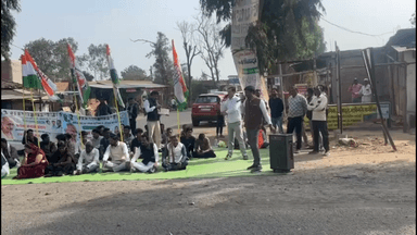 पेण्ड्रा: भाड़ी चौक में कांग्रेस ने किया चक्का जाम, धान खरीदी की समय-सीमा बढ़ाने व मनरेगा बचाने की मांग