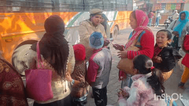 चांदपुर: बिजनौर में नूरपुर रोडवेज बस स्टैंड पर मिशन शक्ति अभियान के तहत एंटी रोमियो टीम ने मनचलो पर कसा शिकंजा