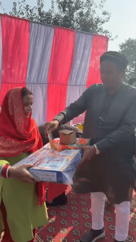 शाहदरा: दिलशाद कॉलोनी में उज्ज्वला योजना के तहत महिलाओं को गैस चूल्हे वितरित किए गए