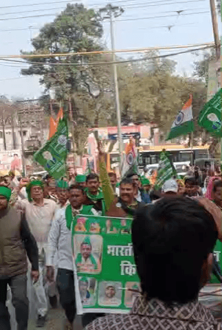 कामयाबी का रंग धीरे धीरे चढ़ता है।The color of success develops gradually.
@राजेन्द्र_यादव
#Rajendra_yadav
@Bhartiya_Kisan_Sangthan
#भारतीय_किसान_संगठन